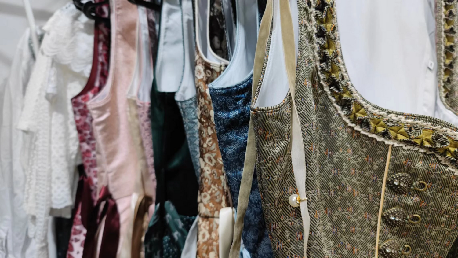Die Symbolik der Dirndl-Farben: Die richtige Farbe wählen