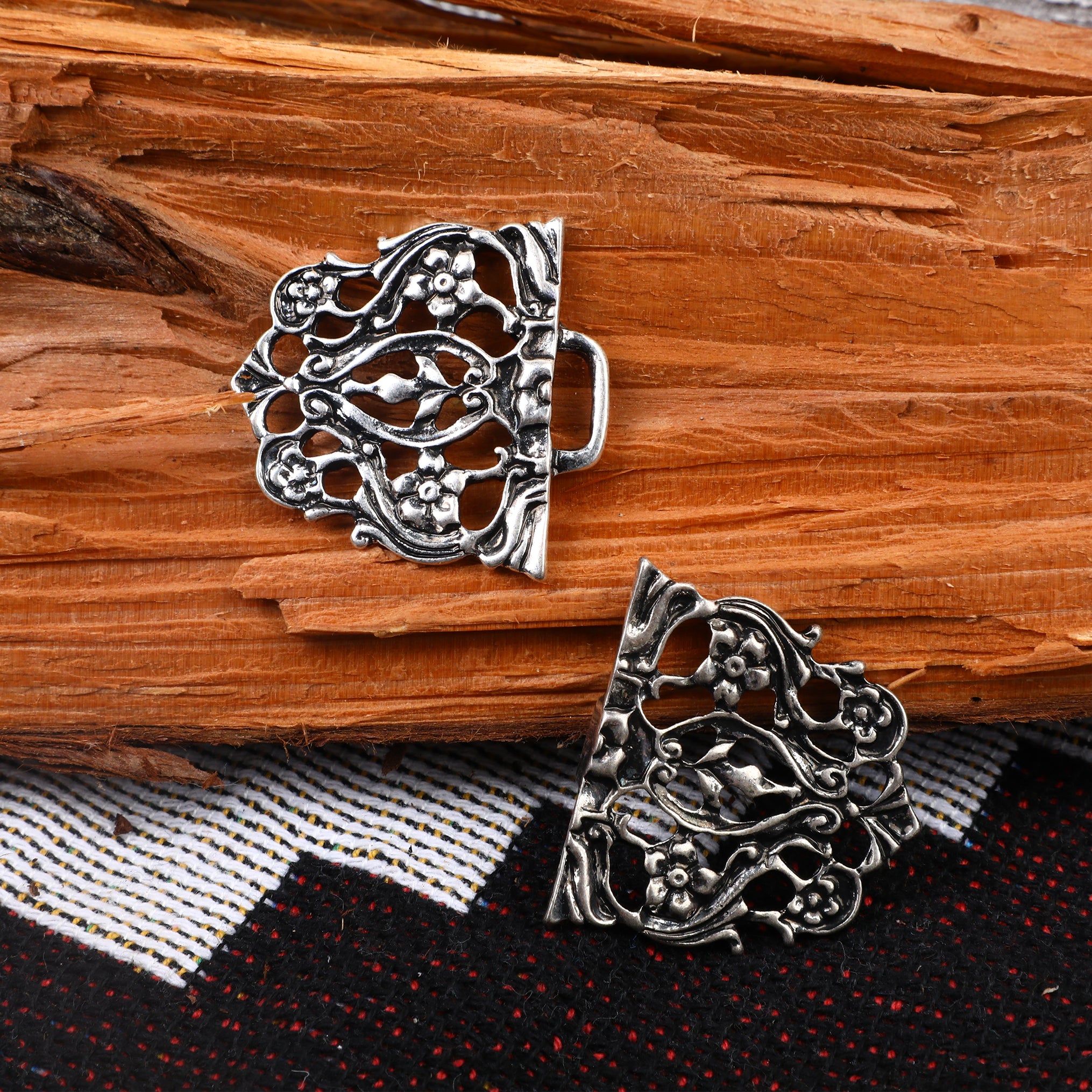 1 Paar Anstecker für Damen & Herren Dirndl Schnalle Verschluss Metall Gestickte Quadratische Silber Vintage Knöpfe 35MMx40MM